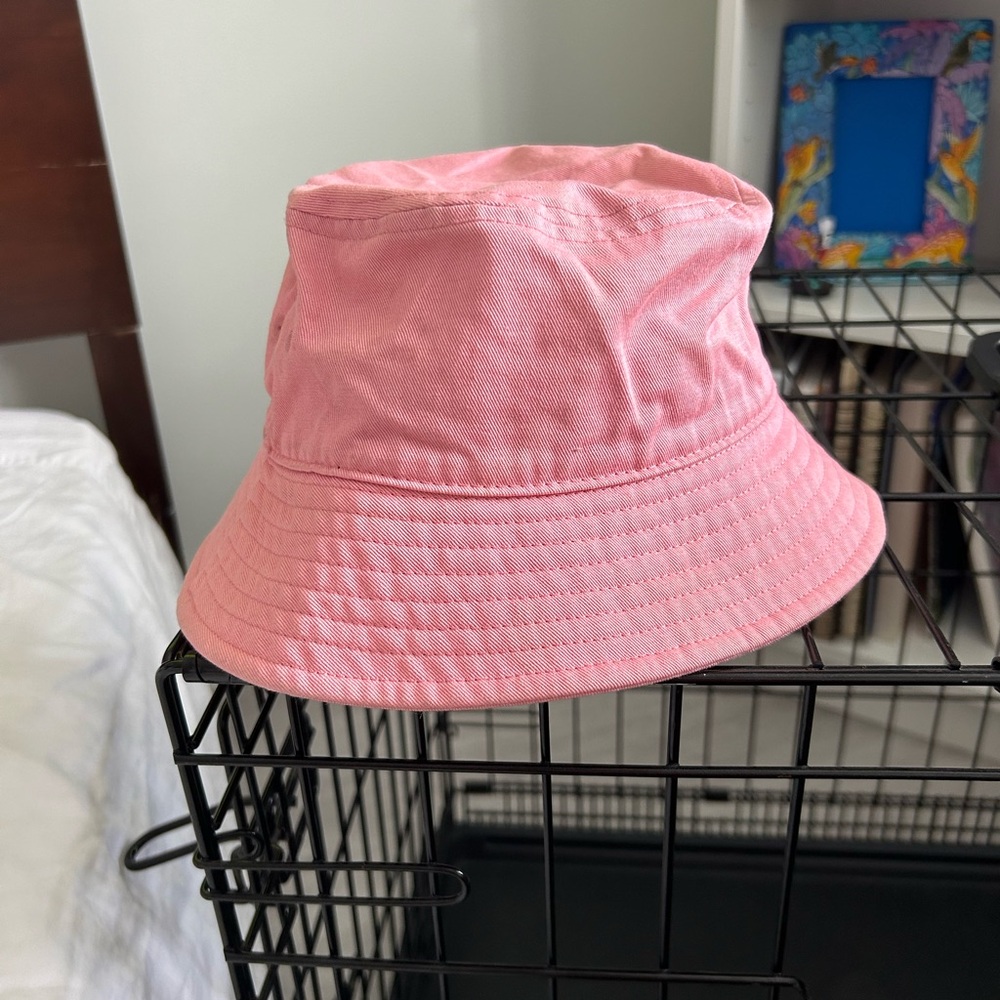 pink limited edition Levi’s bucket hat from the spring collection 🌸